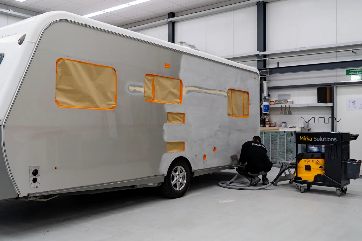 Caravanwand afgeplakt en voorbereid voor afwerking