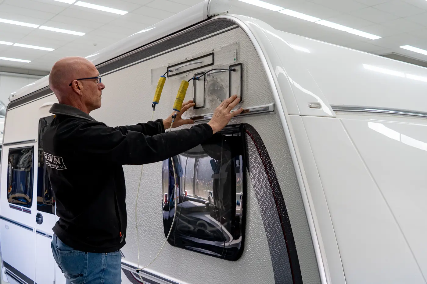 Monteur herstelt een caravanraam