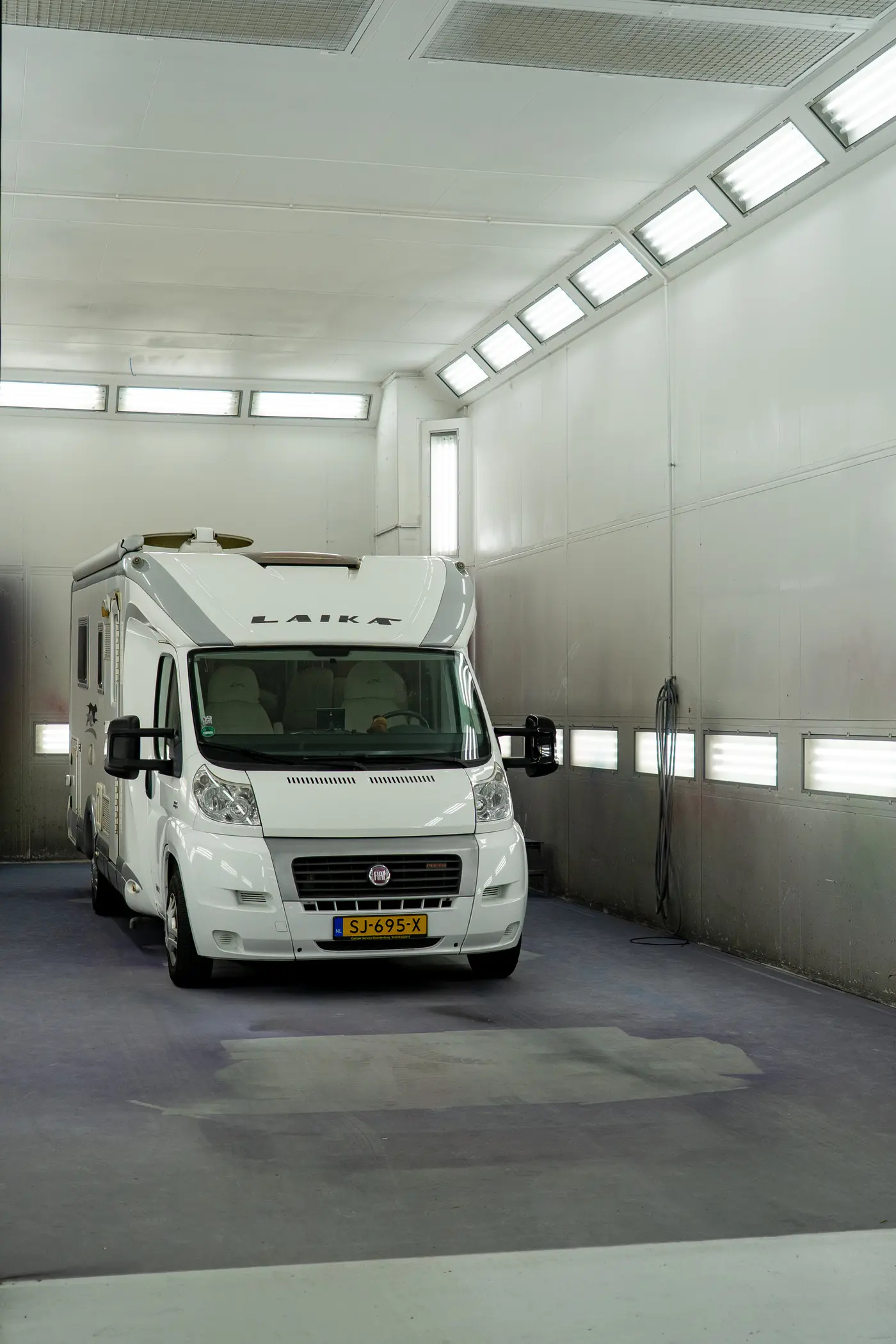 Camper in de spuitcabine