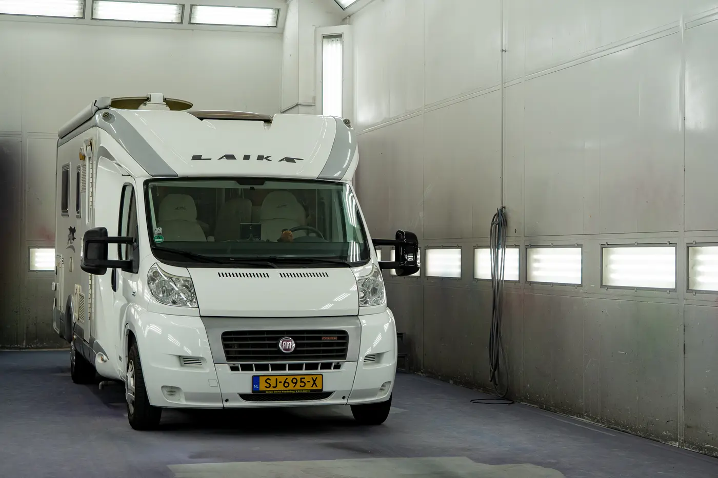 Camper in de spuitcabine