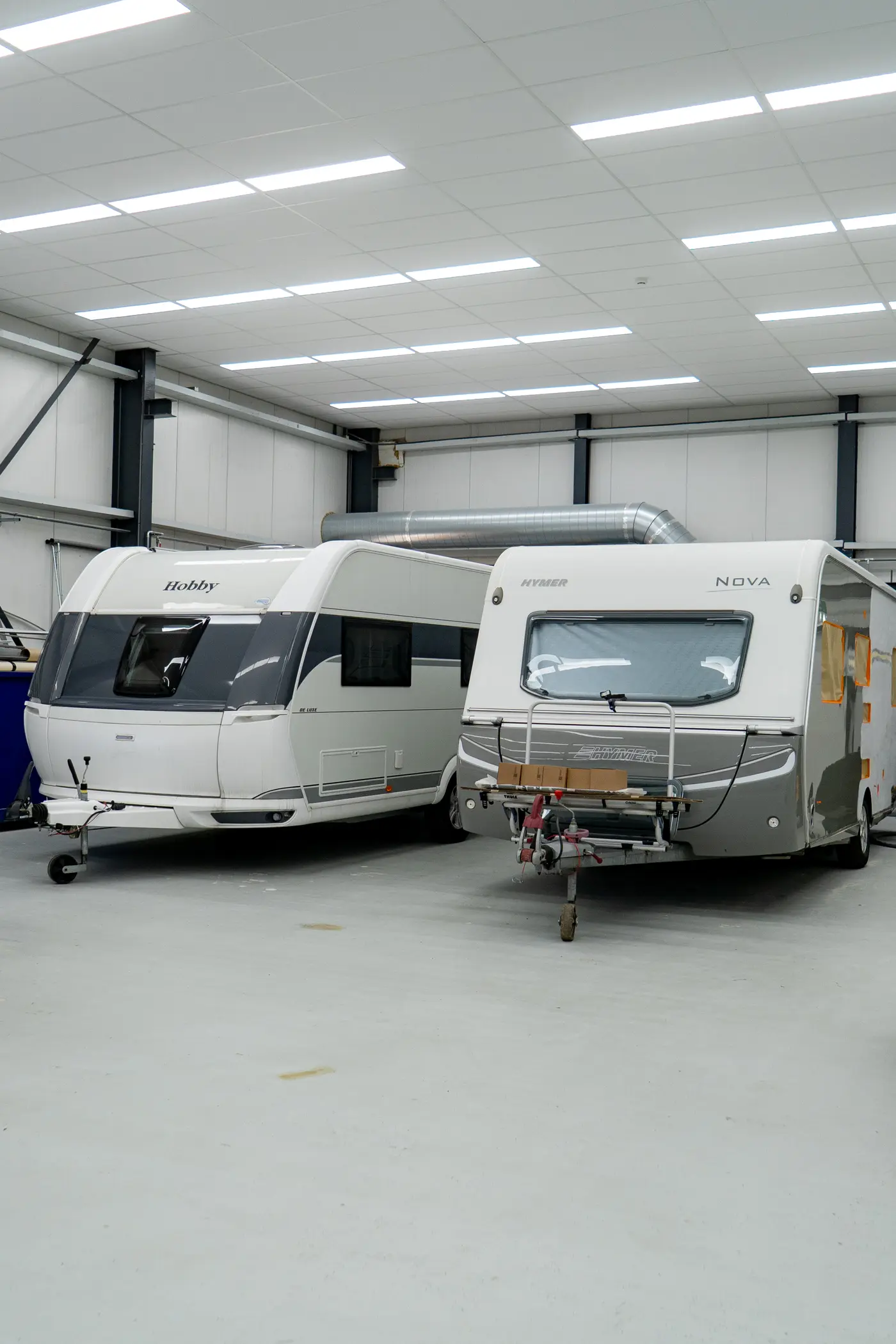 Caravans in de werkplaats van Koelewijn Caravan & Camperschade in Winkel