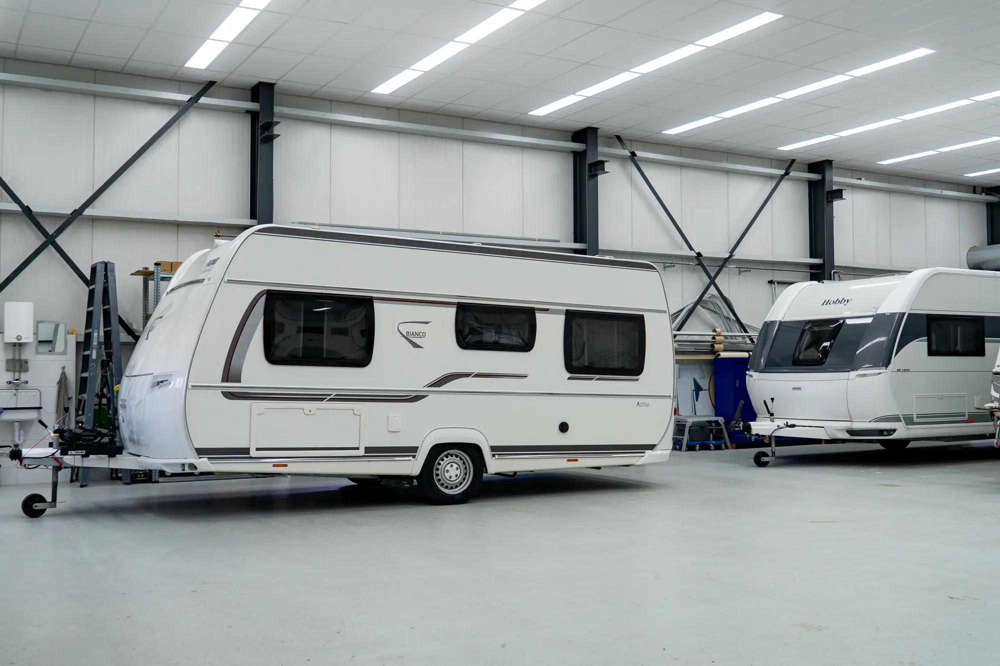 Caravans in de werkplaats van Koelewijn Caravan & Camperschade